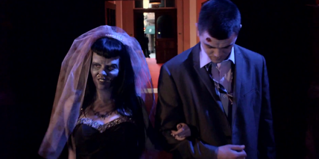 Casal realiza matrimônio com temática zumbi