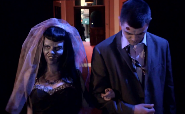 Casal realiza matrimônio com temática zumbi