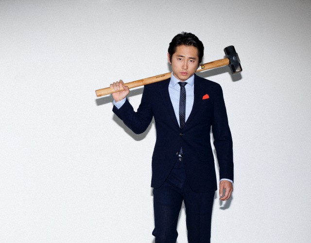 Steven Yeun revela: “Há um milhão de cães no set de The Walking Dead”