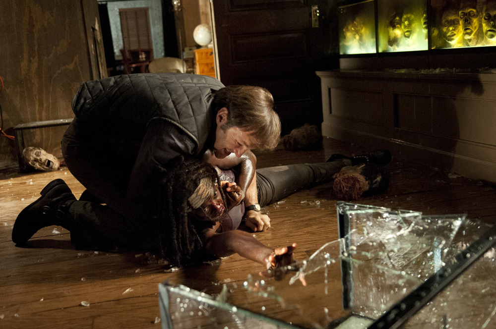 Michonne e o Governador se enfrentam em clipe do DVD da terceira temporada de The Walking Dead