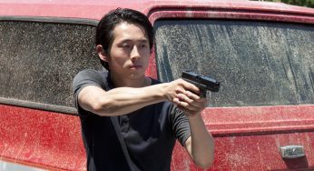 Steven Yeun fala sobre cenas deletadas e provoca sobre a quarta temporada