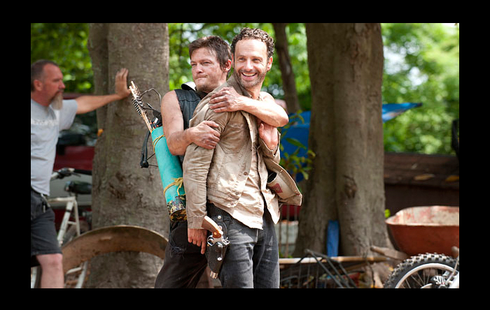No set da 4ª Temporada de The Walking Dead: Então Andrew Lincoln vai ao trailer de Norman Reedus e…