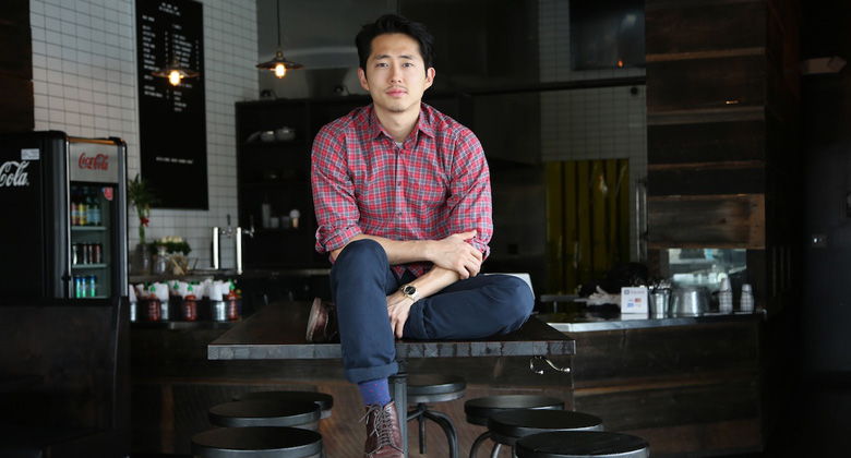 Novo photoshoot e entrevista de Steven Yeun para o The New Potato