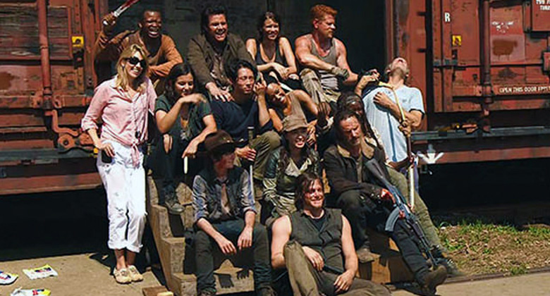 Elenco e equipe de The Walking Dead desejam boas vindas direto do set da 5ª temporada