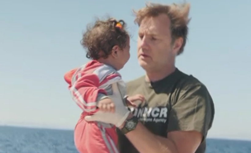 David Morrissey resgata crianças migrantes de barco na Grécia