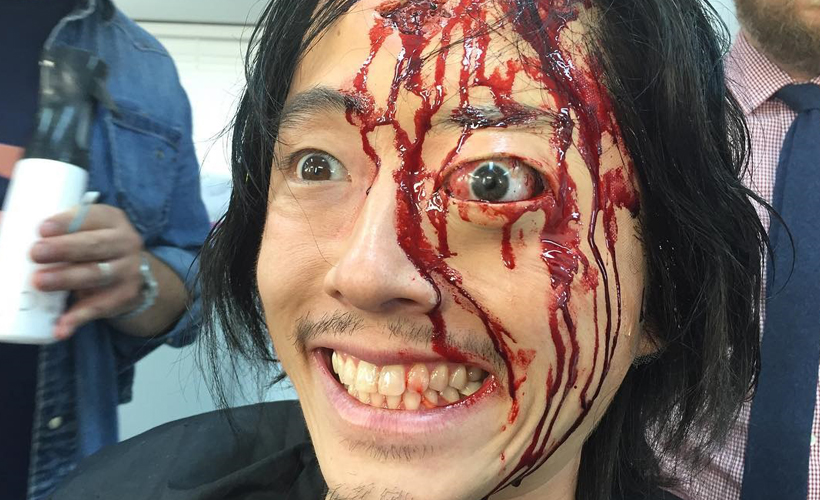 Veja como foi o processo de criação da sangrenta maquiagem da morte de Glenn em The Walking Dead