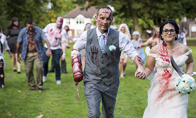 Fãs de The Walking Dead se casam em cerimônia temática com muitos zumbis