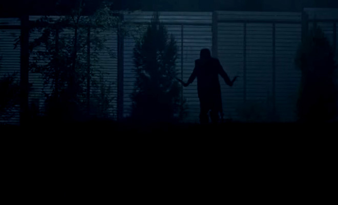 Beta entra em Alexandria de maneira macabra em cena do próximo episódio de The Walking Dead