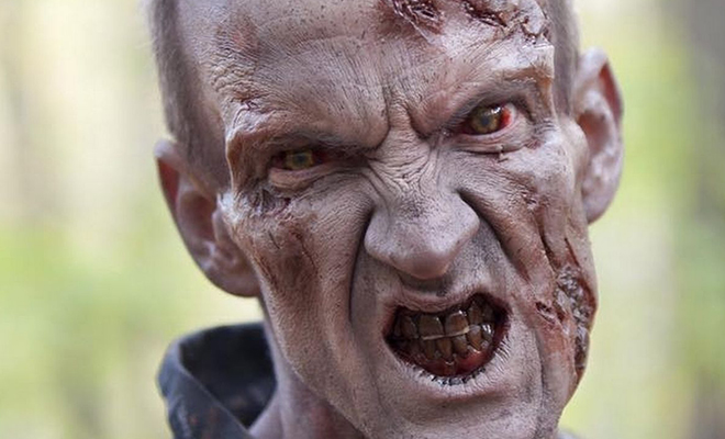 Ator de The Walking Dead surta, morde fã e acaba preso