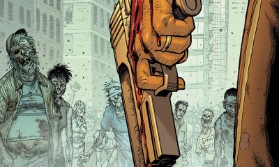 Uma mão ensanguentada segurando uma arma encara uma horda de zumbis na capa da versão colorida da edição 4 da HQ de The Walking Dead