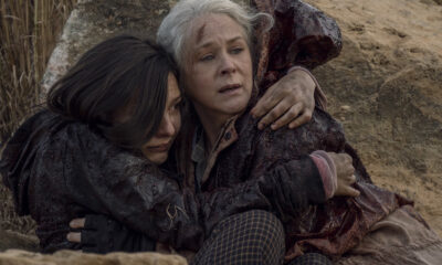 Carol e Lydia juntas no chão se protegendo da horda de zumbis no 16º episódio da 10ª temporada de The Walking Dead