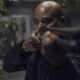 gabriel segurando uma arma em imagem do 16º episódio da 10ª temporada de The Walking Dead