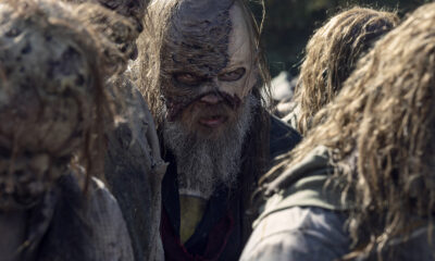 Beta no meio da horda de zumbis em imagem do episódio 16 da 10ª temporada de The Walking Dead