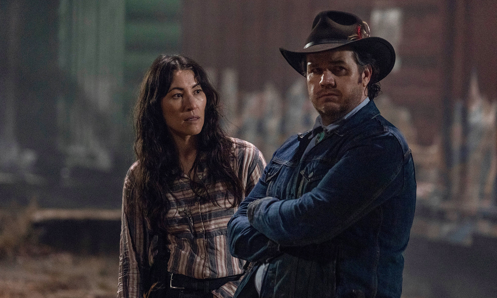 Yumiko e Eugene esperando por Stephanie nos trilhos de trem em imagem do episódio "A Certain Doom" da 10ª temporada de The Walking Dead