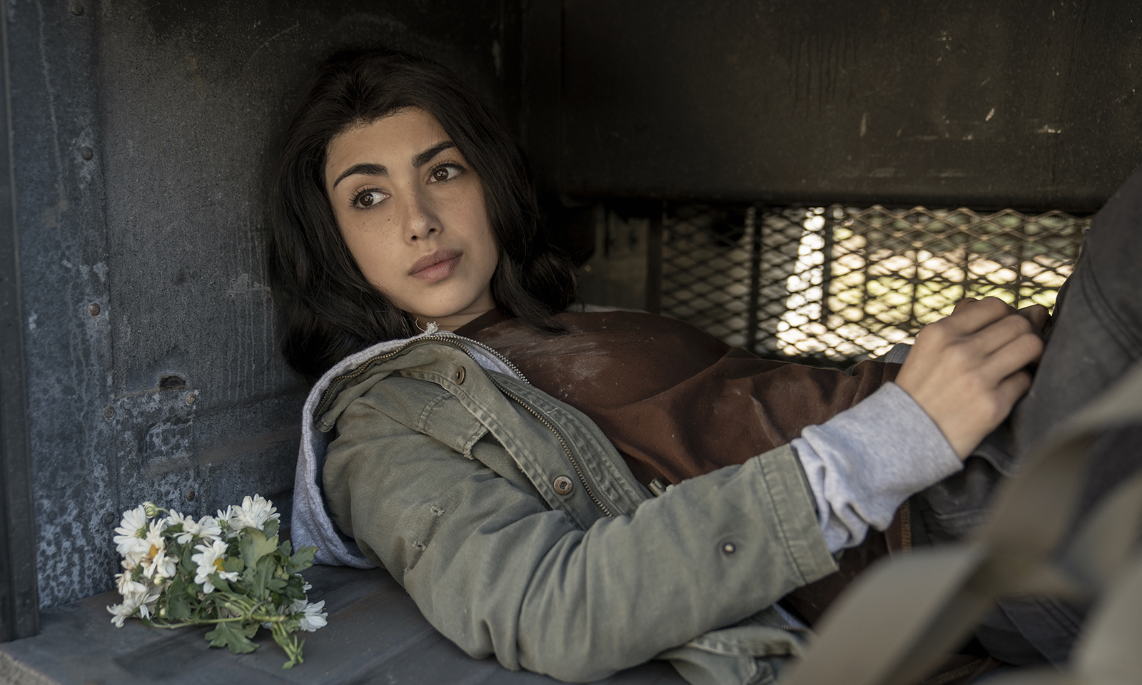 Alexa Mansour como Hope Bennett em imagem do primeiro episódio da 1ª temporada de The Walking Dead: World Beyond