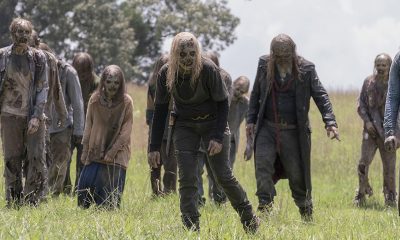 Alpha e Beta caminhando entre a horda de zumbis em cena da 10ª temporada de The Walking Dead