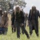 Alpha e Beta caminhando entre a horda de zumbis em cena da 10ª temporada de The Walking Dead