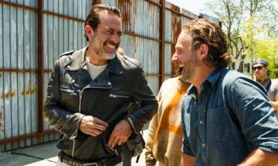Jeffrey Dean Morgan (Negan) e Andrew Lincoln (Rick) sorrindo durante os bastidores da 7ª temporada de The Walking Dead