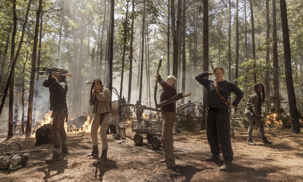 sobreviventes de the walking dead armados e prontos para o combate em imagem da 10ª temporada