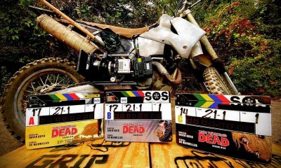claquetes de The Walking Dead ao lado da moto de Daryl Dixon no set de filmagens