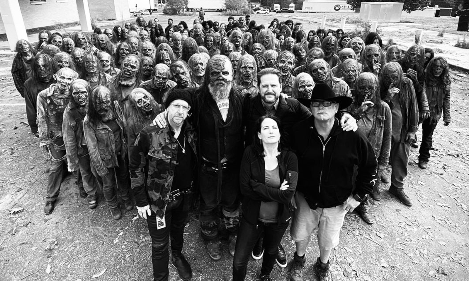 Duane Charles Manwiller ao lado do ator que interpretou Beta e vários zumbis e sussurradores nos bastidores de The Walking Dead