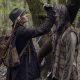 Maggie matando um zumbi com uma facada na cabeça em imagem dos episódios extras da 10ª temporada de The Walking Dead