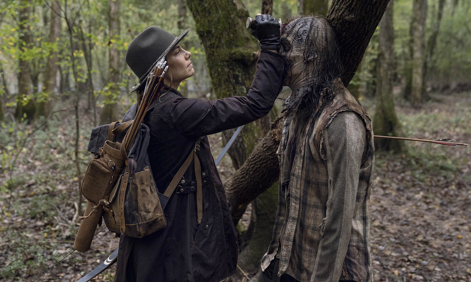 Maggie matando um zumbi com uma facada na cabeça em imagem dos episódios extras da 10ª temporada de The Walking Dead