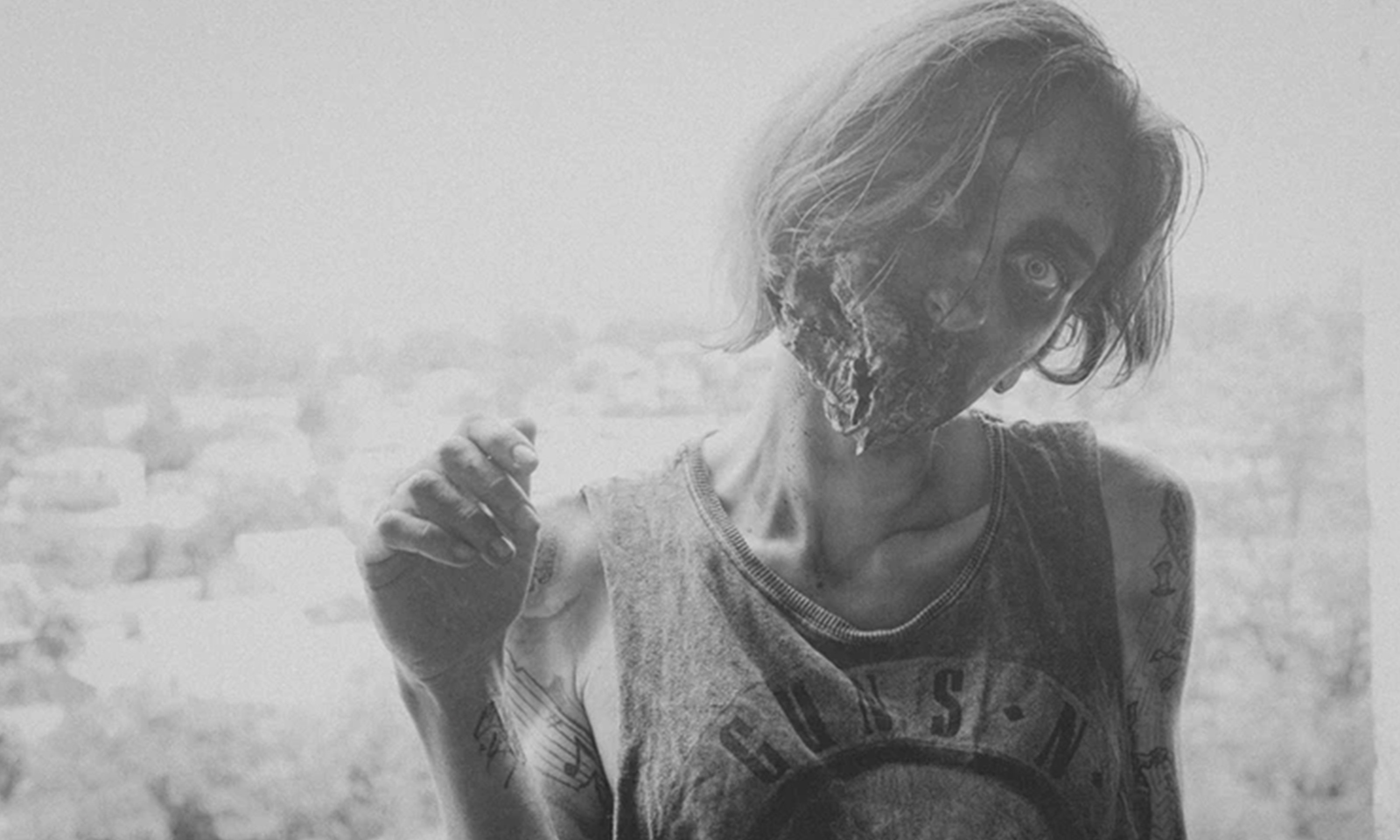 pessoa maquiada de zumbi representando The Walking Dead em imagem preto e branco