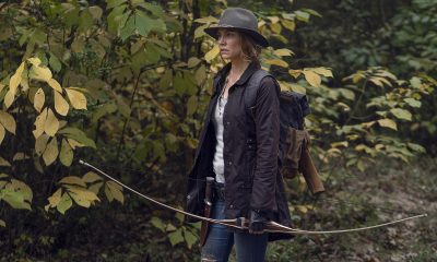 Maggie na floresta segurando seu arco em imagem do episódio Home Sweet Home da 10ª temporada de The Walking Dead