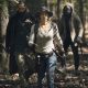 Maggie, Cole e Elijah andando na floresta em imagem do 17º episódio da 10ª temporada de The Walking Dead