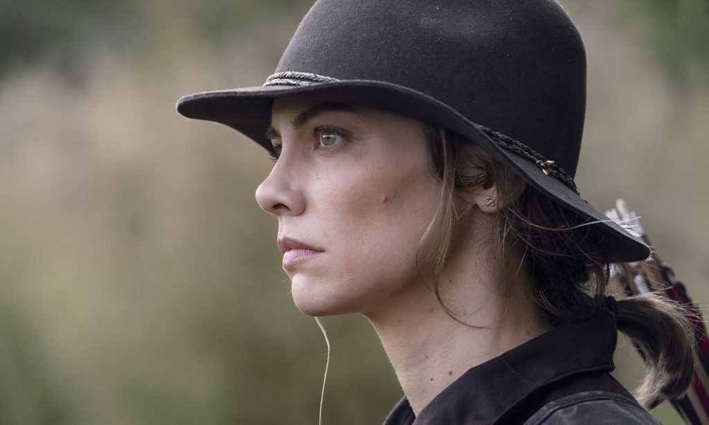 Maggie observando em imagem do 17º episódio da 10ª temporada de The Walking Dead