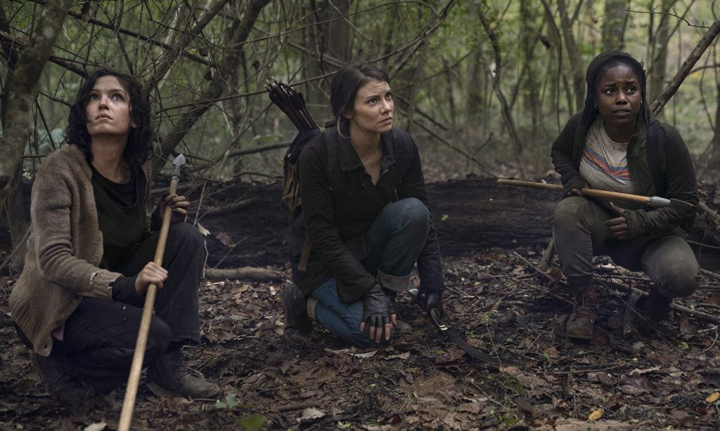 Ainsley, Maggie e Maya escondidas na floresta em imagem do episódio 17 da 10ª temporada de The Walking Dead