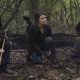 Ainsley, Maggie e Maya escondidas na floresta em imagem do episódio 17 da 10ª temporada de The Walking Dead