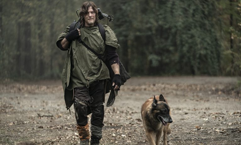Daryl e Cachorro caminhando em imagem do episódio Find Me da 10ª temporada de The Walking Dead