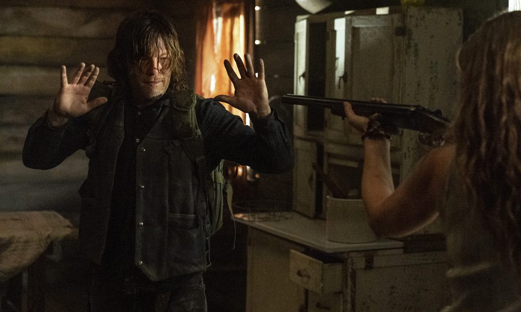 Leah apontando uma arma para Daryl em imagem do 18º episódio da 10ª temporada de The Walking Dead