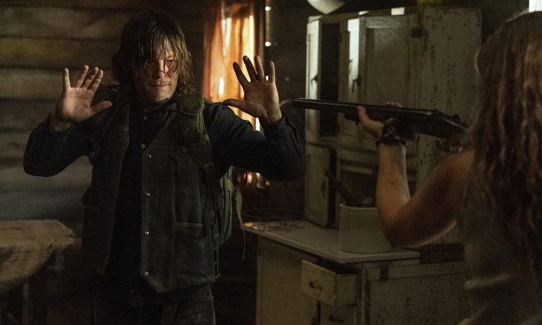 Leah apontando uma arma para Daryl em imagem do 18º episódio da 10ª temporada de The Walking Dead