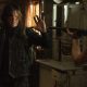 Leah apontando uma arma para Daryl em imagem do 18º episódio da 10ª temporada de The Walking Dead