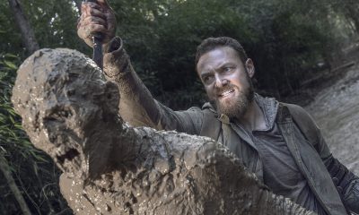 Aaron matando um zumbi sujo de lama em imagem do 19º episódio da 10ª temporada de The Walking Dead