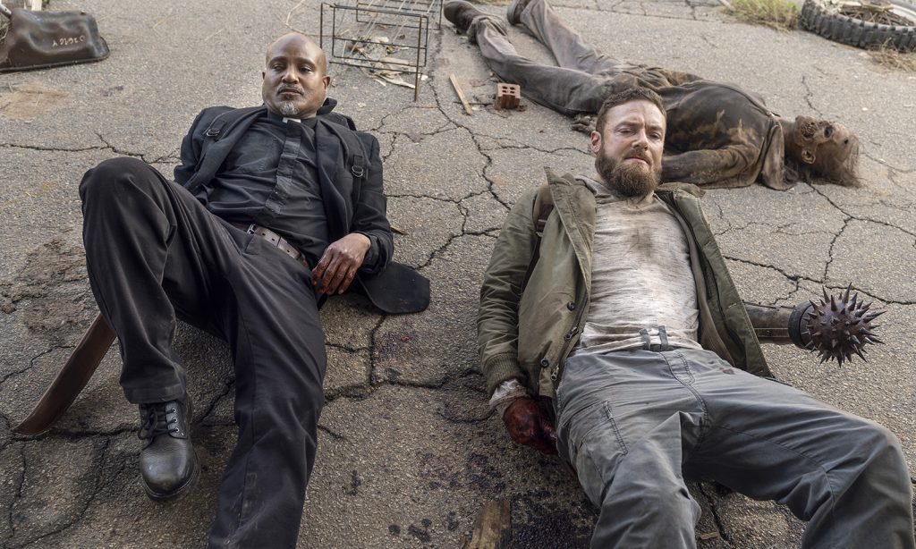 Gabriel e Aaron caidos no chão e sujos em imagem do episódio One More da 10ª temporada de The Walking Dead