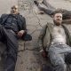 Gabriel e Aaron caidos no chão e sujos em imagem do episódio One More da 10ª temporada de The Walking Dead