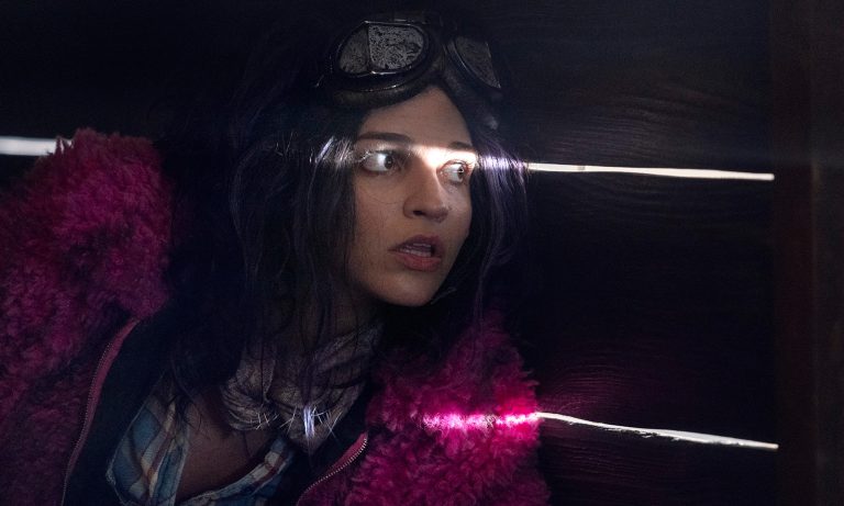 Princesa presa e observando em imagem do episódio Splinter da 10ª temporada de The Walking Dead