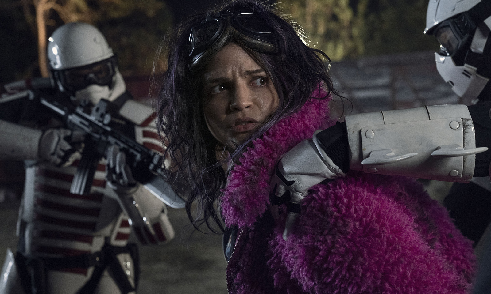 Princesa sendo presa pelos soldados em imagem do 20º episódio da 10ª temporada de The Walking Dead