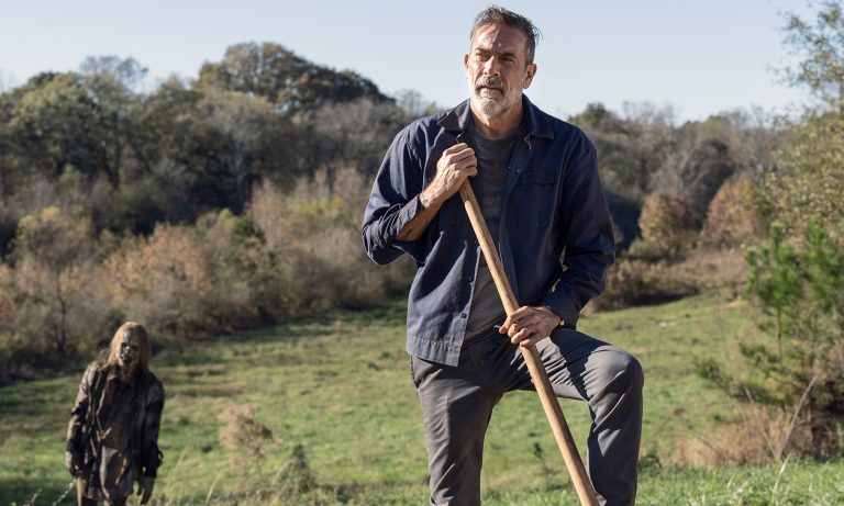 Negan procurando Lucille e um zumbi de fundo em imagem da 10ª temporada de The Walking Dead