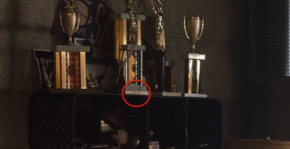 Troféus de Negan que revelam o sobrenome do personagem no episódio "Here's Negan" da 10ª temporada de The Walking Dead