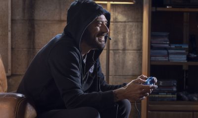 Negan jogando videogame em flashback mostrado no episódio Here's Negan da 10ª temporada de The Walking Dead