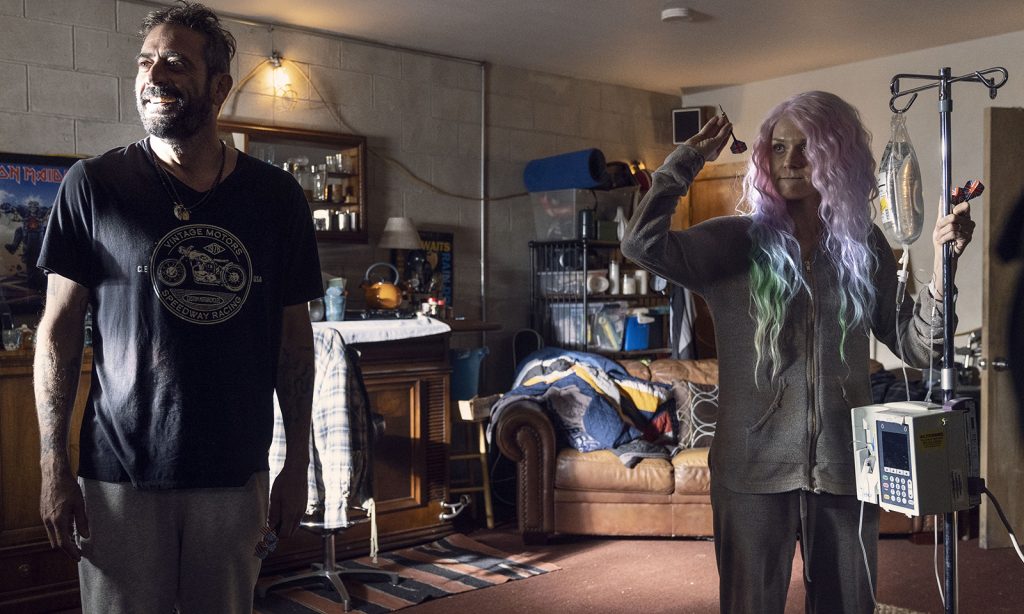 Negan e Lucille bricando em imagem do episódio Here's Negan da 10ª temporada de The Walking Dead