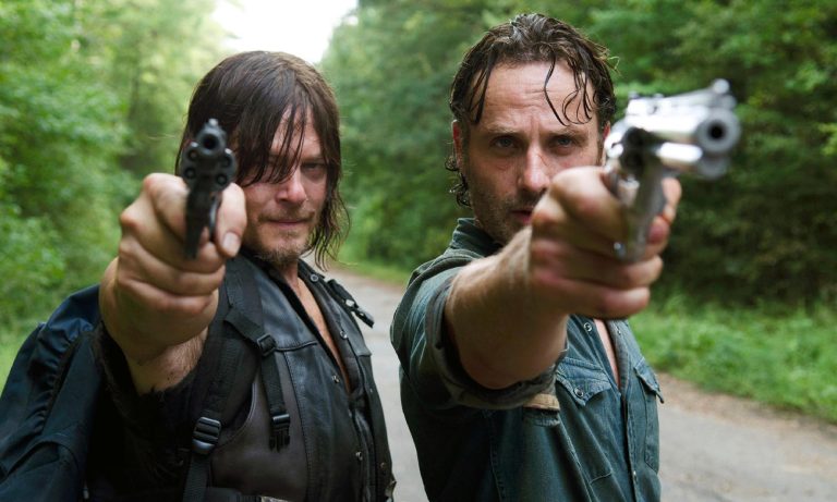 Rick e Daryl apontando suas armas em imagem de The Walking Dead