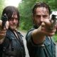 Rick e Daryl apontando suas armas em imagem de The Walking Dead