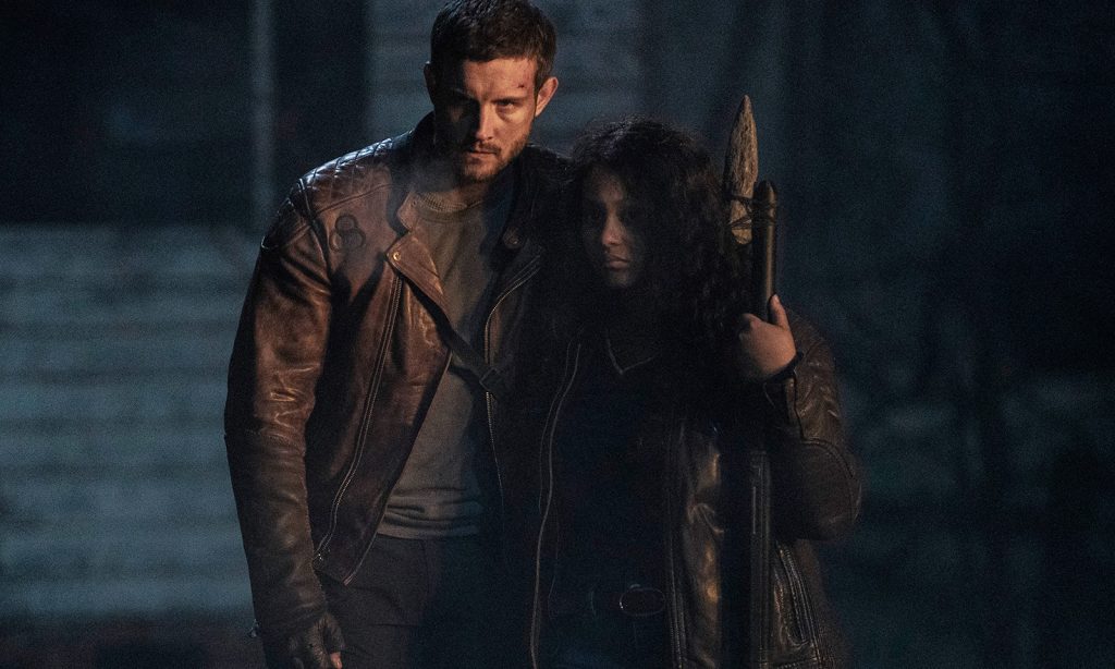 Felix e Iris em imagem do último episódio da 1ª temporada de The Walking Dead World Beyond