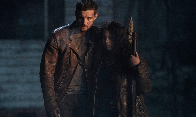 Felix e Iris em imagem do último episódio da 1ª temporada de The Walking Dead World Beyond